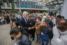 alcalde_de_bogota_agradeciendo_a_policias.jpg