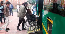 Persona en silla de ruedas-en alimentador