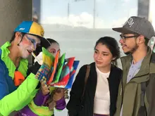 Usuarios recibiendo libros en la estación banderas