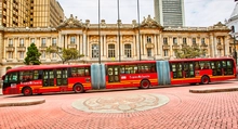 Nuevo bus de TransMilenio estacionado en el eje ambiental